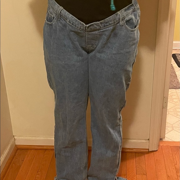 Maternity jean never worn - Picture 2 of 4